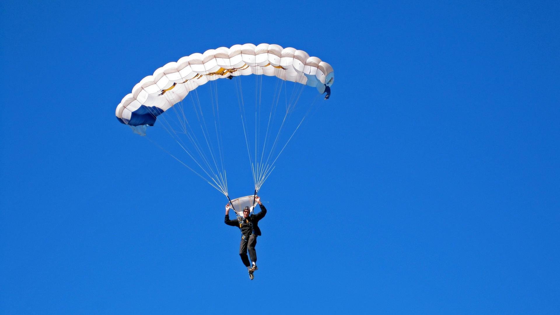 开云体育官网-乡村传统划龙舟赛，传承古老的水上文化，划龙舟大赛