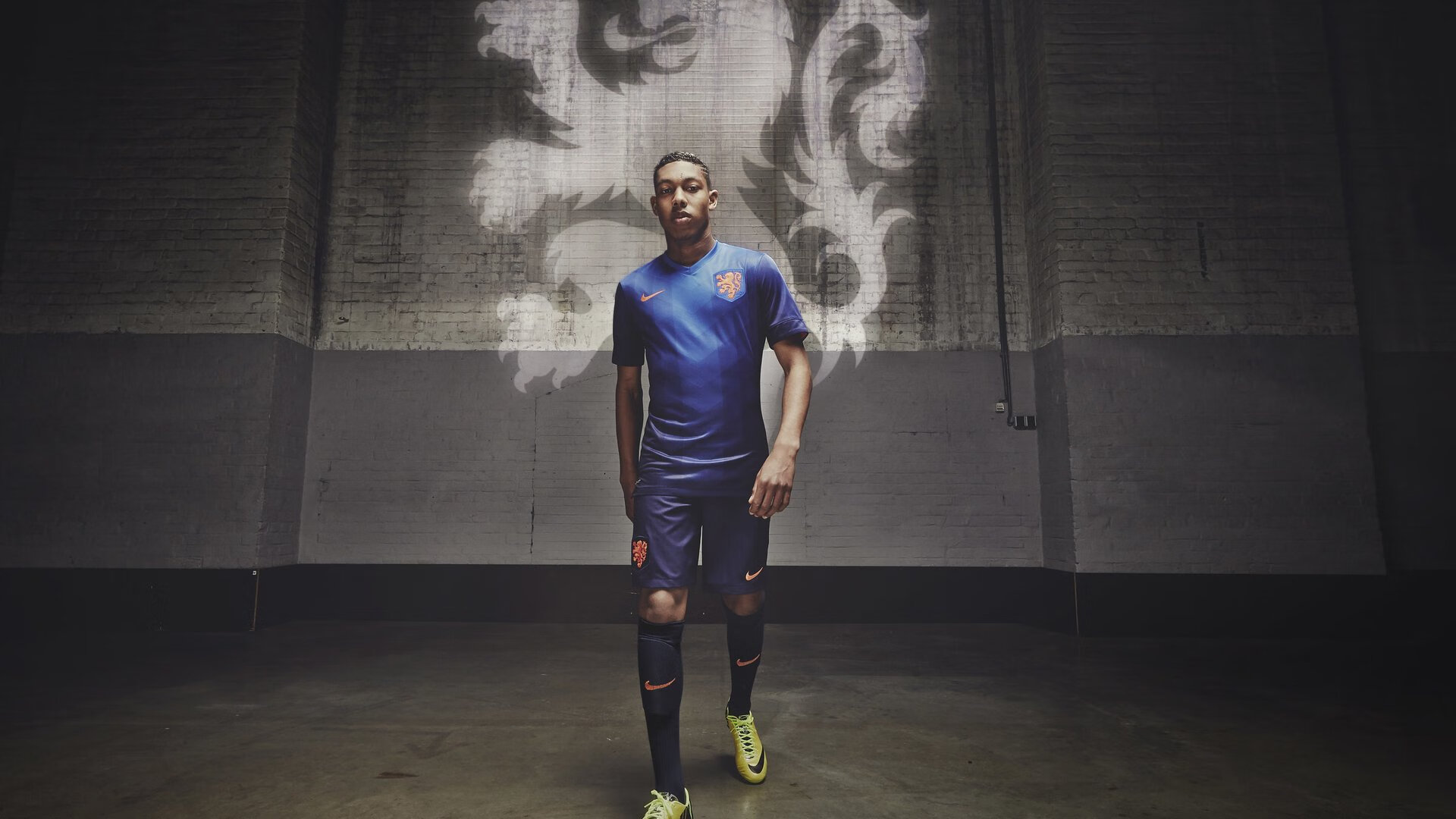 开云体育APP下载-查尔斯·勒克莱尔在意大利大奖赛中夺冠,查尔斯莱伊尔